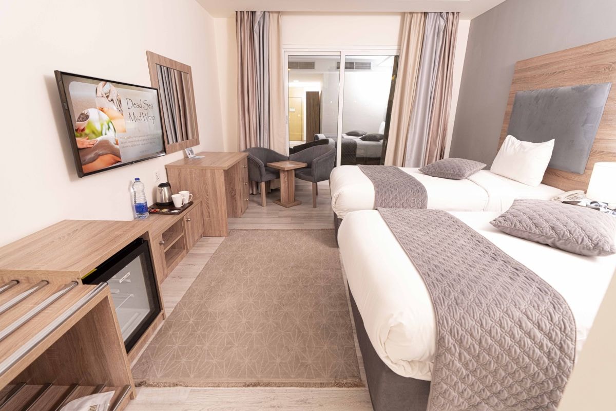 Hotel room with twin beds and seating area